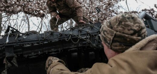 Фото: EPA/UPG Військовослужбовці 157 механізованої бригади ЗСУ ремонтують свій Т-64 на Донецькому напрямку, 11 березня 2025 року.