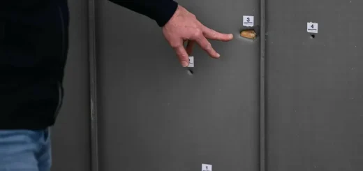 Отвори від куль, випущених з автомата Калашникова по тюремних воротах у Тулоні. Фото: MIGUEL MEDINA / AFP / East News