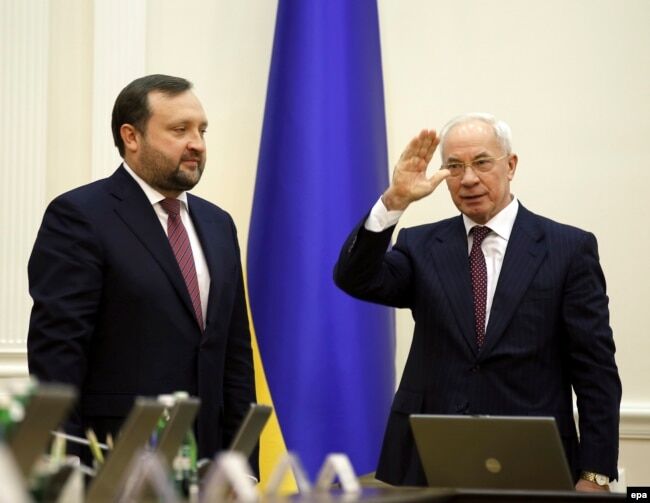 Микола Азаров та Сергій Арбузов (ліворуч)