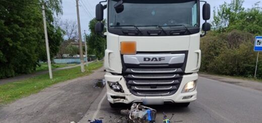 В Лохвиці на вулиці Героїв України мотоцикліст таранив фуру DAF його у тяжкому стані госпіталізували