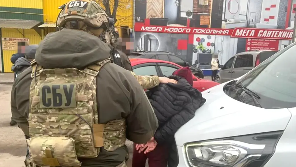 Головне зображення: затримання Руслана Добродєєва, якого звинувачують у вербовці людей до ПВК “Вагнер”. Джерело: СБУ