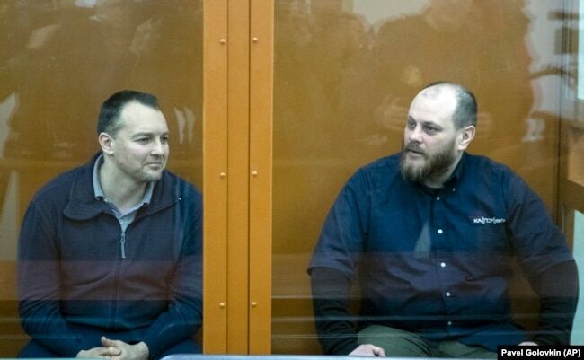 Сергей Михайлов (слева) и Руслан Стоянов в суде, февраль 2019 года