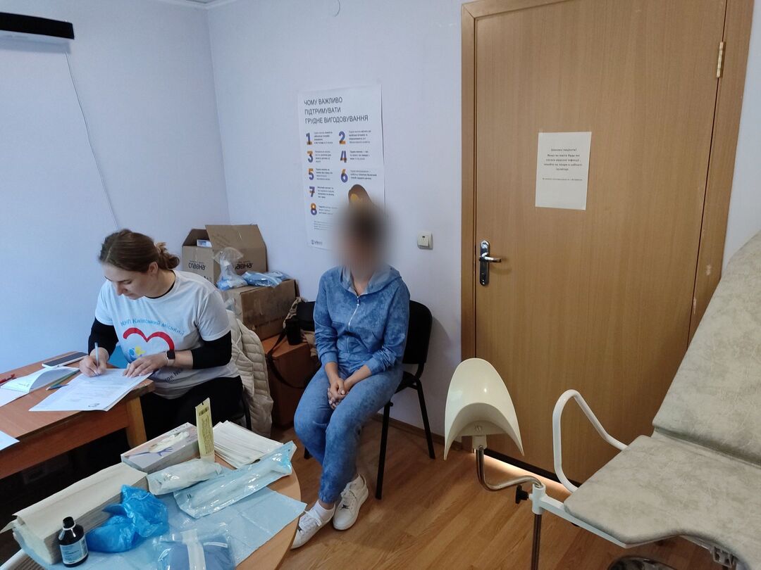 Проєкт <i>Assisto</i> надає холістичну допомогу постраждалим від сексуального насильства під час конфлікту: консультації з питань психологічної підтримки, медичну допомогу, гінекологічні прийоми в деокупованих районах.