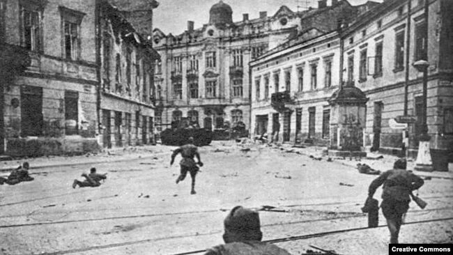 Радянські війська ведуть бій на вулицях Львова, липень 1944 року