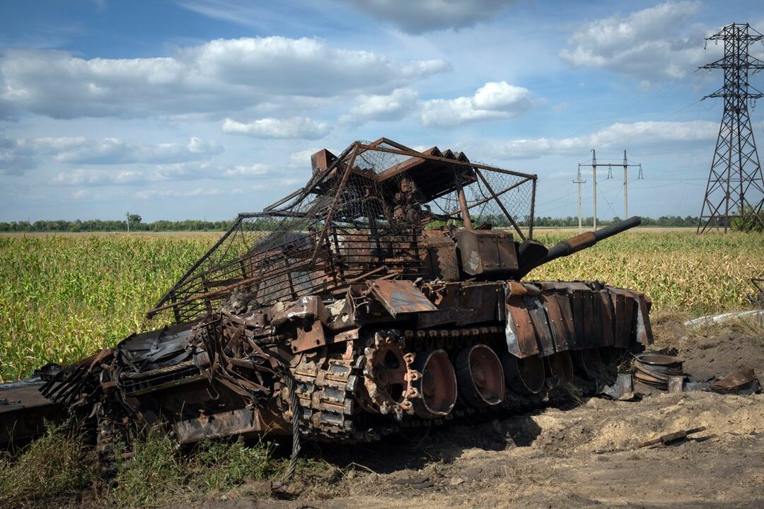 Уничтоженный российский танк с защитой от дронов на обочине дороги недалеко от Суджи, Курская область, 16 августа 2024 года. Фото: AP Photo / Scanpix / LETA