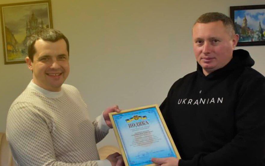 Колишній директор благодійного організації «Добра справа» Юрій Слива (ліворуч) отримує подяку від ексголови Волинської ОДА Юрія Погуляйка. Фото з Facebook-сторінки БФ «Добра справа», грудень 2022 року
