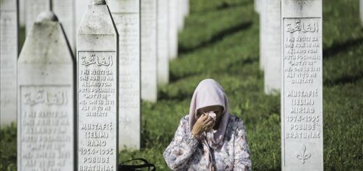Жінка плаче на цвинтарі жертв різанини у Сребрениці. Меморіал пам'яті жертв геноциду в Сребрениці, Поточари, Республіка Сербська, Боснія і Герцоговина. Фото: Anadolu