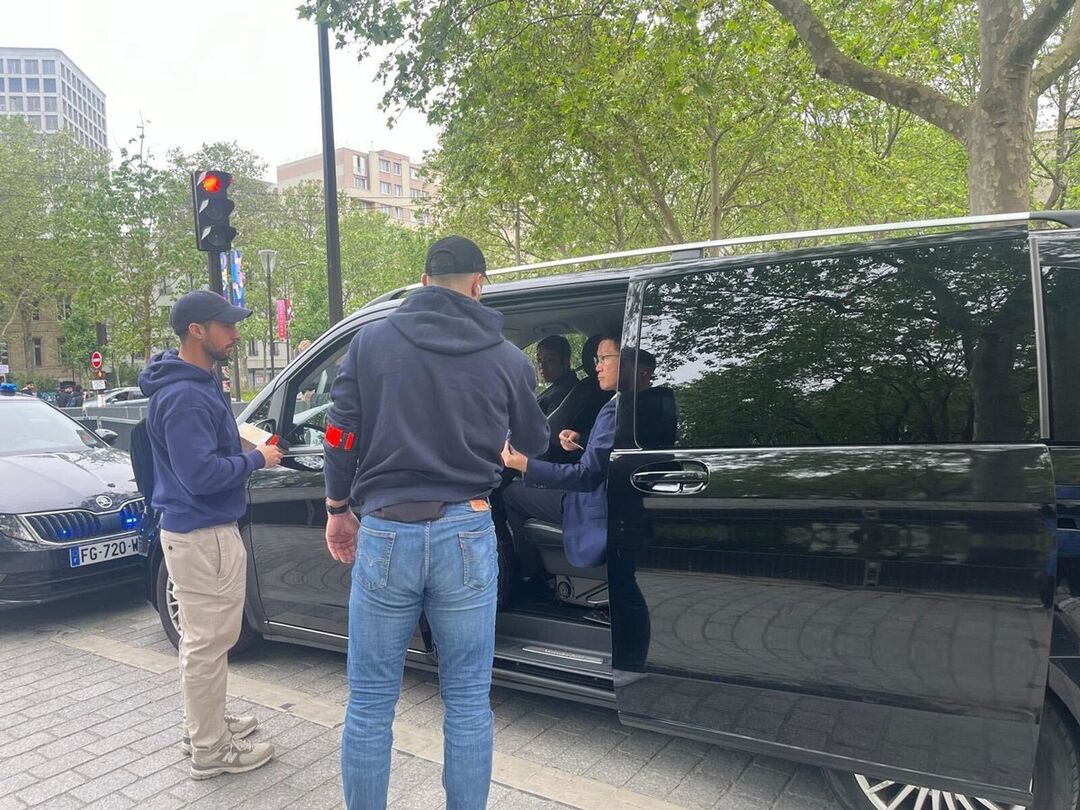 Французские полицейские проверяют документы у людей в микроавтобусе, который стоял у дома Гульбахар в Париже. Фото из личного архива героини