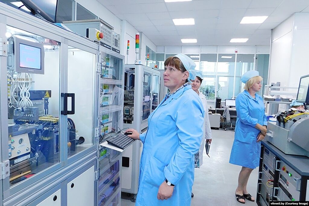 В одному з цехів вітебського заводу «Моноліт». Фото газети «Віцебскія весці»