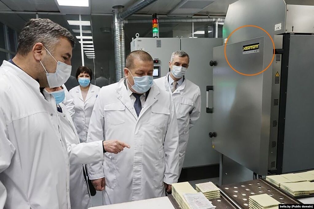 Індустріальна піч німецької компанії «Nabertherm GmbH» у цеху вітебського радіозаводу «Моноліт» на фотографії, опублікованій у листопаді 2020 року під час відвідування підприємства тодішнім помічником Олександра Лукашенка по Вітебській області Анатолієм Ліневичем