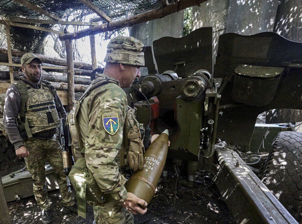 Військовослужбовці 57-ї окремої моторизованої бригади імені Костя Гордієнка заряджають 152 мм гаубицю Д20 на передовій у Харківській області, 24 червня 2025 року