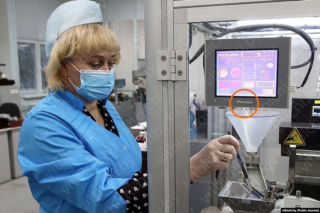 Панель управління компанії Pro-face в цеху вітебського радіозаводу «Моноліт» на фотографії, опублікованій у листопаді 2020 року під час відвідування підприємства тодішнім помічником Олександра Лукашенка по Вітебській області Анатолієм Ліневичем