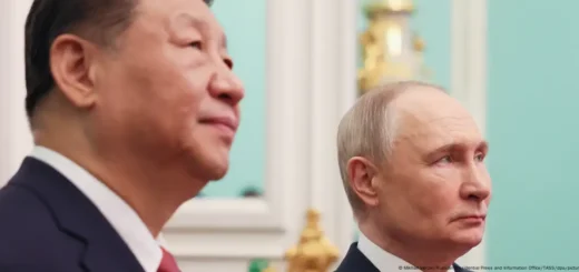 Лише за пів року РФ отримала з Китаю товарів подвійного призначення на 1,9 млрд доларів. На фото: Сі Цзіньпін і Володимир Путін у Москві, 8 травня 2025 рокуФото: Mikhail Metzel/Russian Presidential Press and Information Office/TASS/dpa/picture alliance
