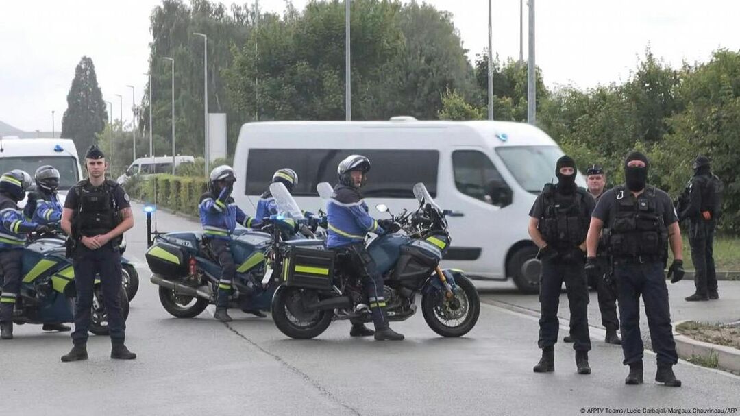 Правоохоронці спецпризначення та поліцейські на мотоциклах біля в'язниці суворого режиму у французькому місті Ванден-ле-В'єй 