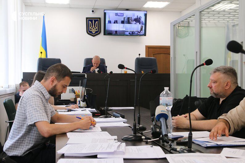 Народний депутат Олексій Кузнєцов (праворуч) з адвокатами у Вищому антикорупційному суді. Київ, 4 серпня 2025 року