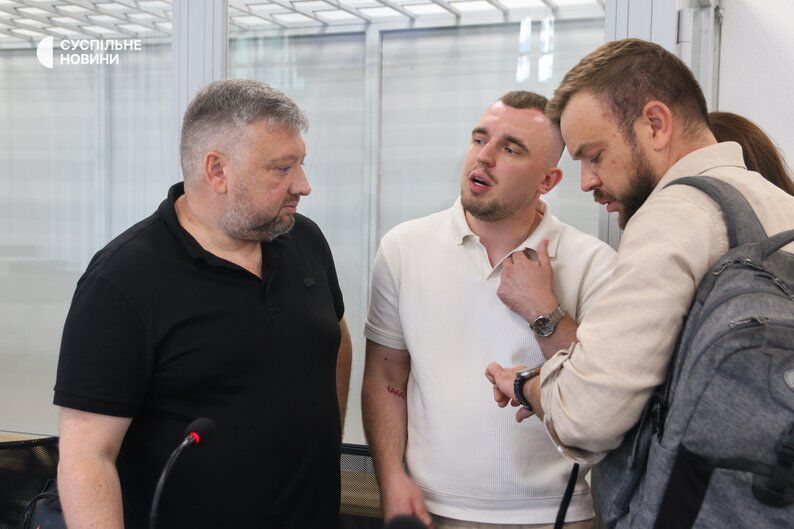 Народний депутат Олексій Кузнєцов (праворуч) з адвокатами у Вищому антикорупційному суді, Київ, 4 серпня 2025 року