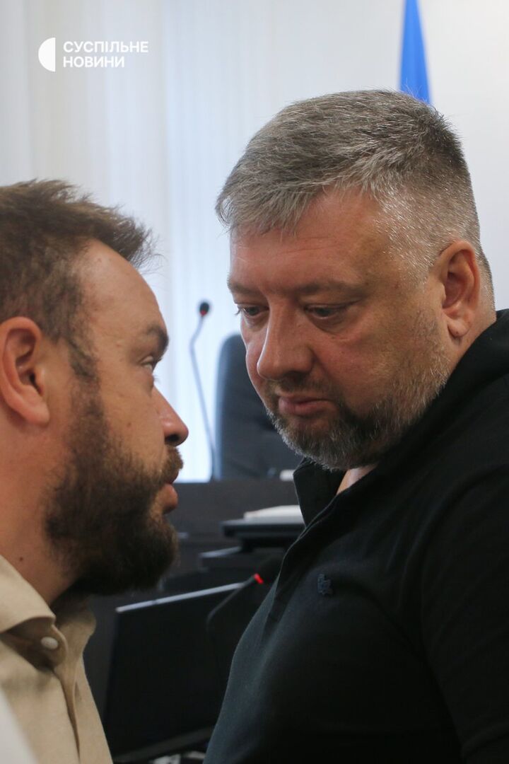 Народний депутат Олексій Кузнєцов (праворуч) з адвокатом у Вищому антикорупційному суді, Київ, 4 серпня 2025 року
