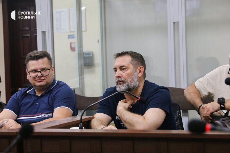 Голова Мукачівської районної державної адміністрації Сергій Гайдай (в центрі) з адвокатами у Вищому антикорупційному суді, Київ, 4 серпня 2025 року