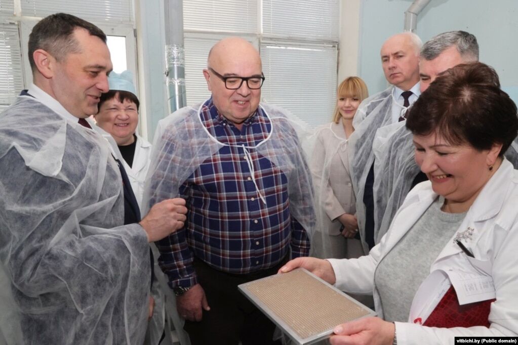 Голова Вітебського облвиконкому Олександр Суботін (ліворуч), директор заводу Олександр Шумахер (у окулярах) разом із головою ради директорів Вітебського заводу «Моноліт» Акіфом Гасимовим (праворуч) під час відвідання виробництва у березні 2024 року