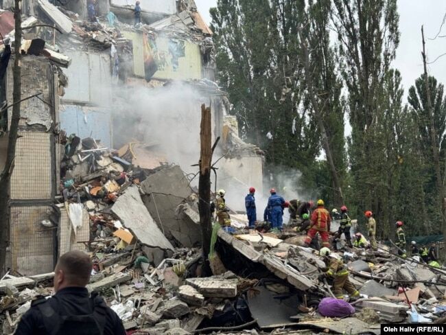 Російська ракета зруйнувала цілий під'їзд житлового багатоповерхового будинку у Києві. Загинуло 32 людини, серед них і діти. 31 липня 2025 року