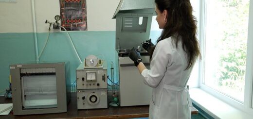 Жанна Желіба проводить дослідження на вміст етилового спирту в крові. Суспільне Чернігів