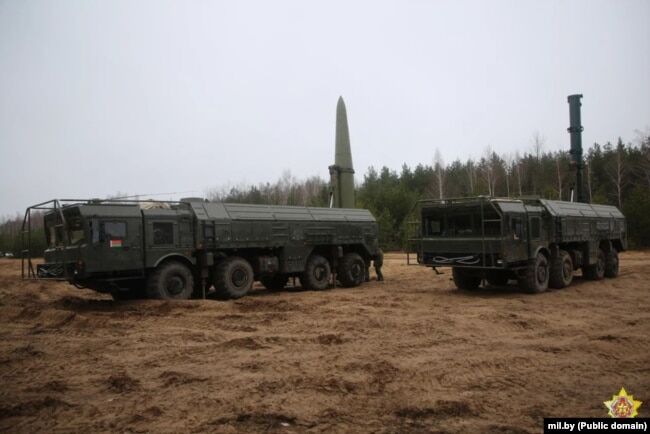 Бойові машини зі складу ракетного комплексу «Іскандер» на військовому полігоні в Осиповичах. 1 лютого 2023 року