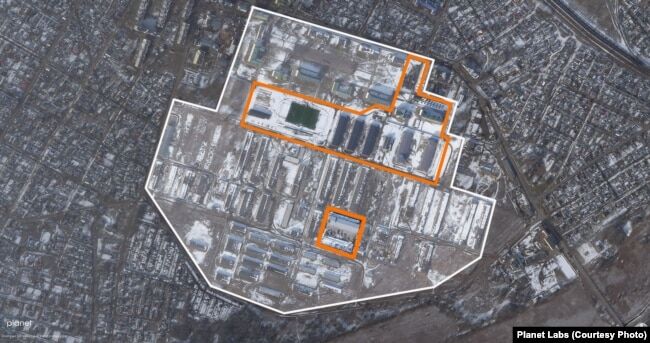 Ракетна база в Осиповичах, фотографія зроблена 24 лютого 2025 року. Нові та реконструйовані будівлі виділено помаранчевим кольором