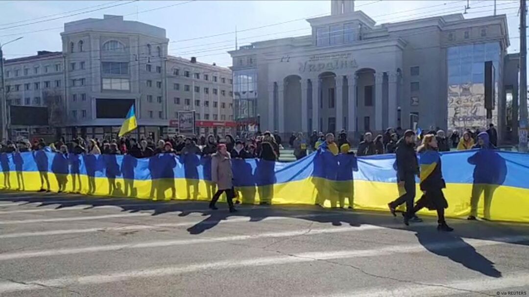Учасники протесту в Херсоні проти російської окупації тримають величезний прапор України (березень, 2022 рік)