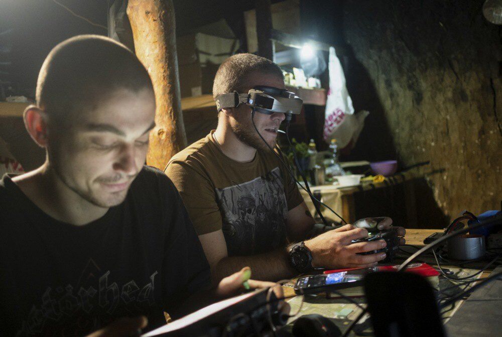 Пілоти керують дронами FPV під час роботи на передовій поблизу міста Часів Яр, Донецька область, 29 липня 2025 року.