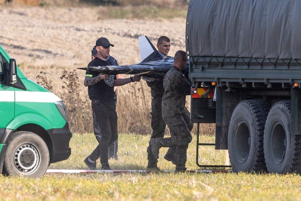 Польські військовослужбовці вантажать дрон з місця падіння в селі Вогин, східна Польща, 10 вересня 2025 року.