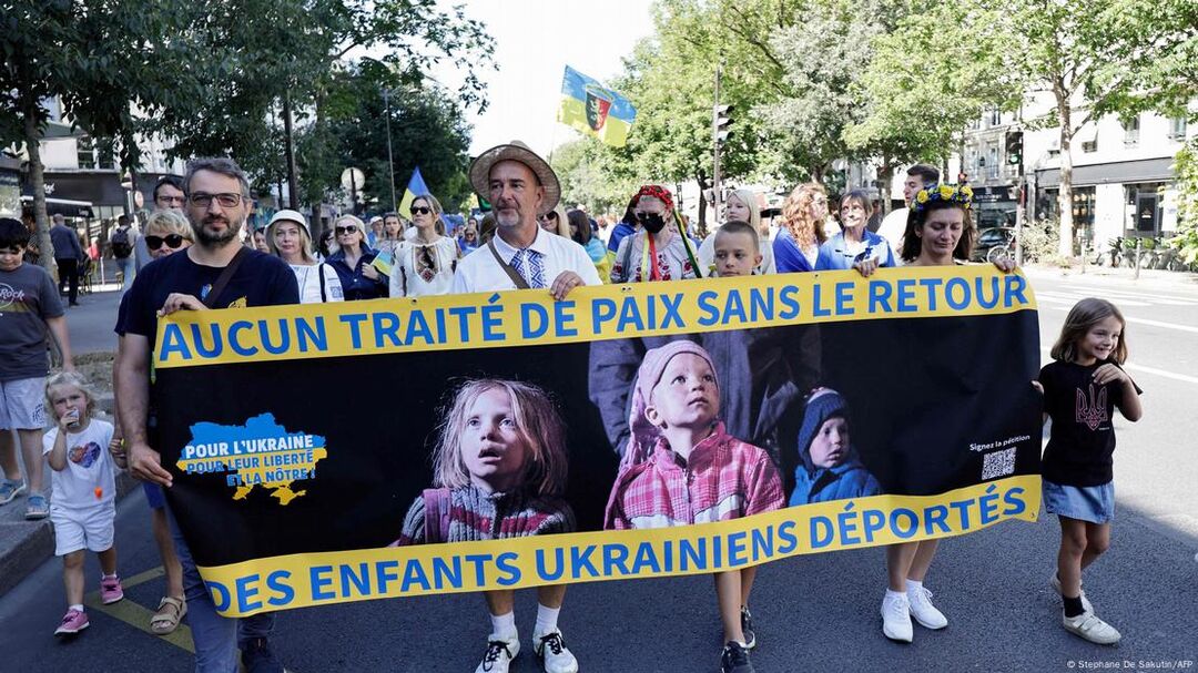 Учасники демонстрації на підтримку України в Парижі несуть плакат із закликом повернути депортованих дітей з РФ, 24 серпня 2025 року Учасники демонстрації на підтримку України в Парижі несуть плакат із закликом повернути депортованих дітей з РФ, 24 серпня 2025 року