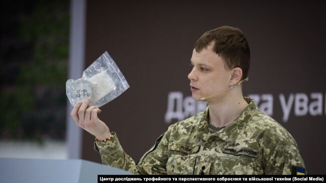 Представник Центру досліджень трофейного та перспективного озброєння та військової техніки Андрій Рудик демонструє російську гранату РГ-Во