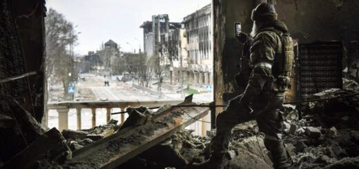 Російський загарбник в розбомбленому Маріуполі, місцевий драмтеатр, 2022 рік