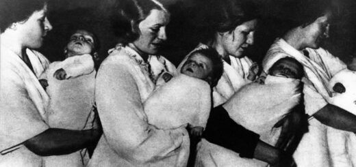 Німецькі жінки доглядають за дітьми (відібраних нібито за "арійською чистотою") в одному з так званих будинків материнства для незаміжніх німкень Lebensborn. Часи Другої світової війни. Getty Images/Keystone-France