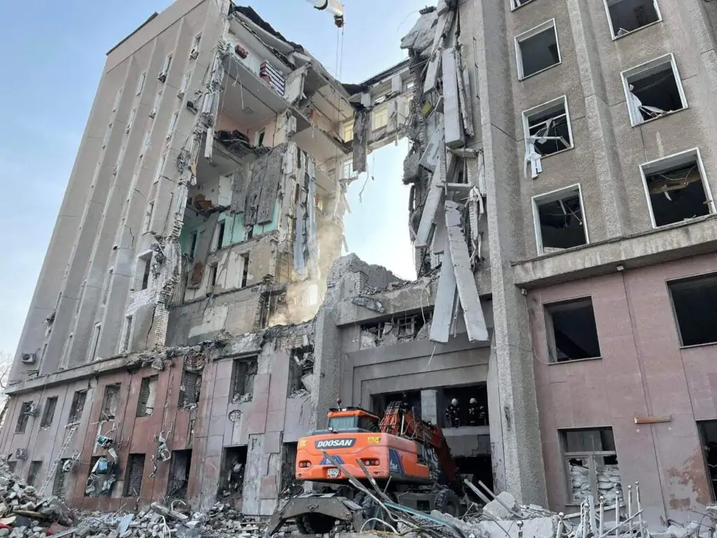 Господарський суд Миколаївської області, приміщення якого було зруйноване наприкінці березня 2022. Фото: МикВісті