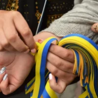 Анатомія вуличної афери з жовто-синіми стрічками: те, що називають «роботою для студентів» має всі ознаки шахрайства