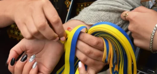 Анатомія вуличної афери з жовто-синіми стрічками: те, що називають «роботою для студентів» має ознаки шахрайства