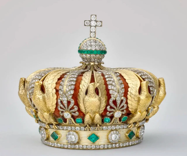 Корона, украшенная алмазами и изумрудами