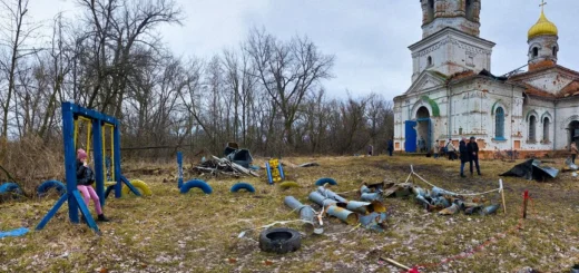 Дитячий майданчик і залишки «Ураганів» у дворі зруйнованої Вознесенської церкви початку ХХ століття в Лукашівці, Чернігівщина Наталія Найдюк