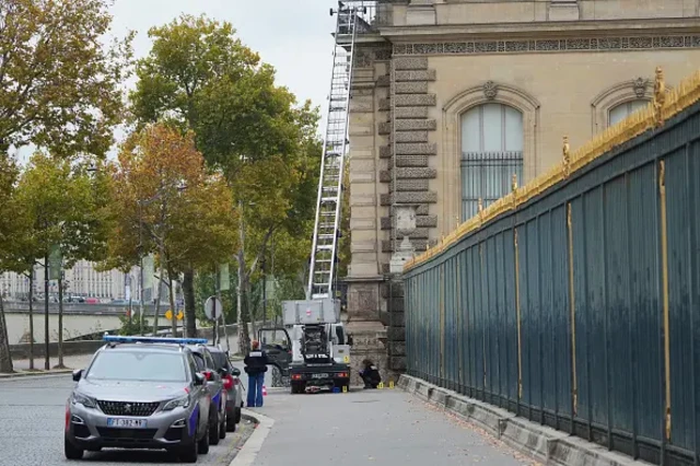 Грабіжники скористалися професійною висувною драбиною, аби потрапити в Лувр