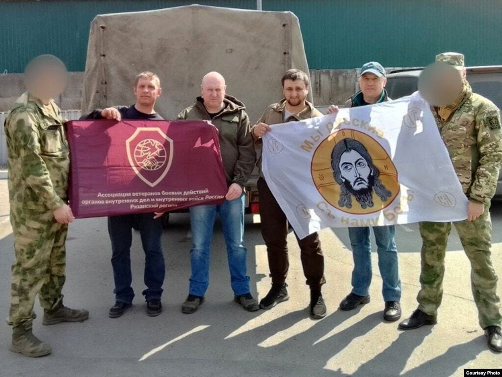 Олег Ковешніков (третій ліворуч). Обличчя чоловіків у камуфляжах розмиті автором фото