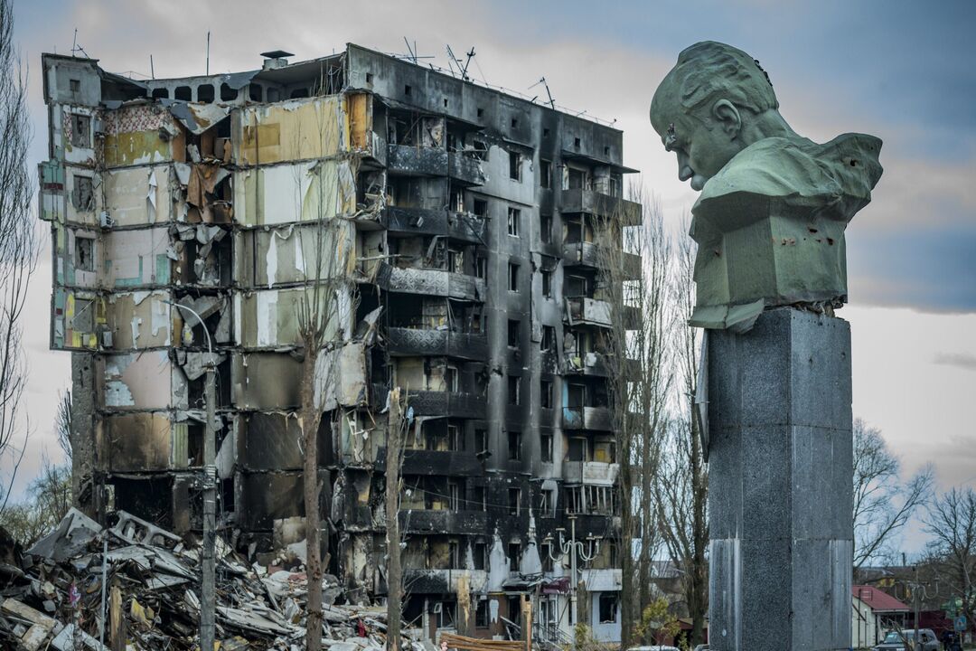 За оцінками експертів, в Україні пошкоджені чи зруйновані понад 2,5 млн домогосподарств (13% усього житлового фонду), загальна вартість збитків сягнула 84 млрд доларів США (фото Getty Images / «Бабель»)