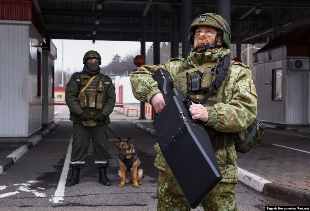 Білоруські прикордонники з антидроновим приладом на прикордонному переході Нова Гута на кордоні з Україною. 28 січня 2025 року