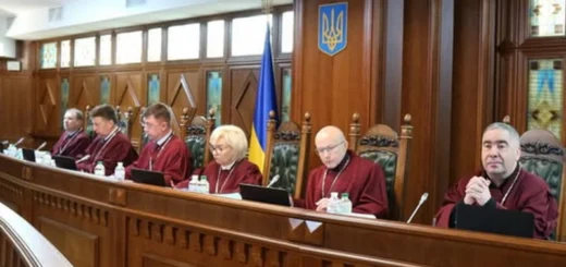 Хто і чому паралізує роботу Конституційного суду України