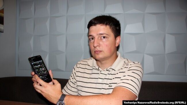 Адвокат Дмитро Гладкий показує програму «eyeWitness to Atrocities», за допомогою якої фіксують воєнні злочини