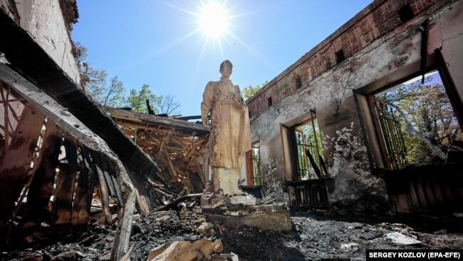 Поврежденный памятник украинскому философу Григорию Сковороде после российского ракетного удара по Национальному музею Григория Сковороды в селе Сковородиновка Харьковской области. Фото 7 мая 2022 года