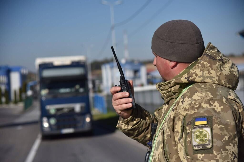 Громадяни України мають виїжджати лише за українським паспортом / ілюстративне фото