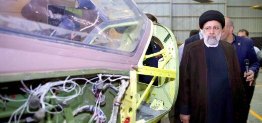 США внесли під санкції дві українські фірми, які використовувались для постачання компонентів для зброї іранському підприємству HESA. На фото – загиблий президент Ірану Ібрагім Раїсі на підприємстві HESA у 2022 році. irangov.ir