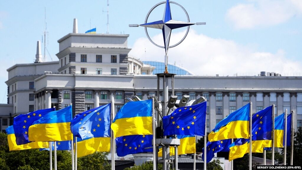Прапори України і Євросоюзу та емблема НАТО на Європейській площі у центрі Києва (ілюстраційне фото)