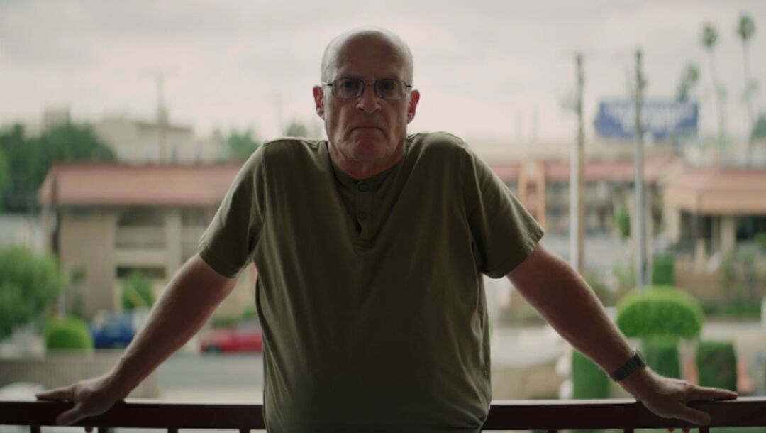 Дэвид Сконс во время съемок фильма HBO, вероятно, в 2023 году, в возрасте 67 лет. Фото: HBO